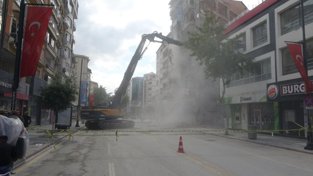 Cadde trafiğe kapatıldı: Ağır hasarlı binanın yıkımını film gibi izlediler! - Resim: 0