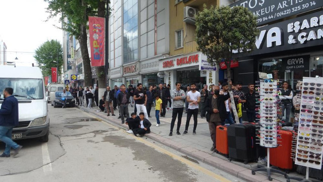 Cadde trafiğe kapatıldı: Ağır hasarlı binanın yıkımını film gibi izlediler! - Resim: 1
