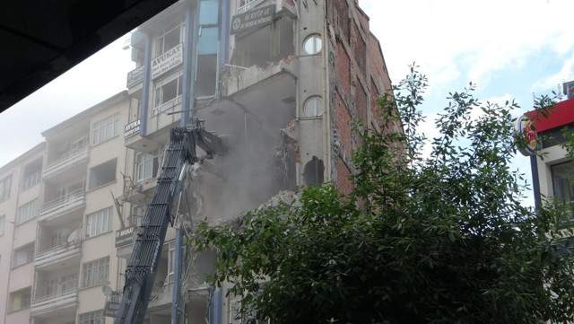 Cadde trafiğe kapatıldı: Ağır hasarlı binanın yıkımını film gibi izlediler! - Resim: 2