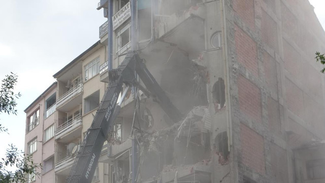 Cadde trafiğe kapatıldı: Ağır hasarlı binanın yıkımını film gibi izlediler! - Resim: 3