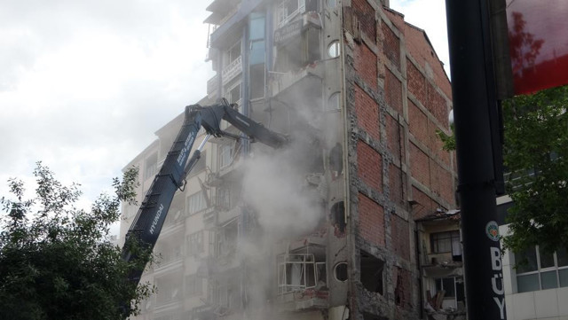 Cadde trafiğe kapatıldı: Ağır hasarlı binanın yıkımını film gibi izlediler! - Resim: 4