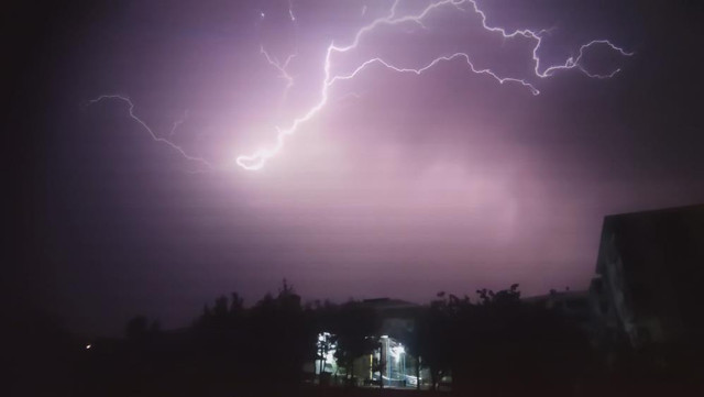 Meteoroloji'nin uyardığı Bingöl’de şimşekler geceyi gündüze çevirdi - Resim: 0