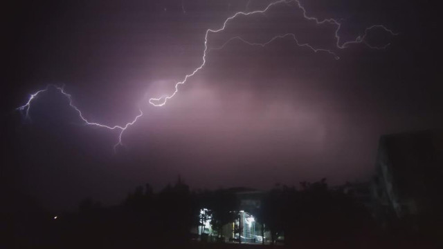 Meteoroloji'nin uyardığı Bingöl’de şimşekler geceyi gündüze çevirdi - Resim: 1