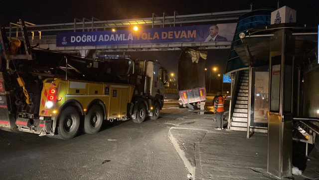 Eyüpsultan’da üst geçide çarpan kamyonun dorsesi ayrıldı - Resim: 1