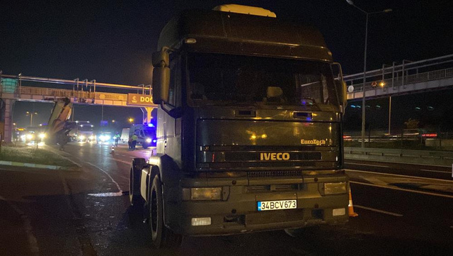 Eyüpsultan’da üst geçide çarpan kamyonun dorsesi ayrıldı - Resim: 3