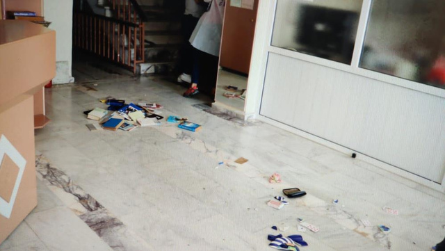 Ev sahibi kiracısına dehşeti yaşattı! Kapısına kimyasal sıvı döktü, 5 kişi hastanelik oldu - Resim: 1