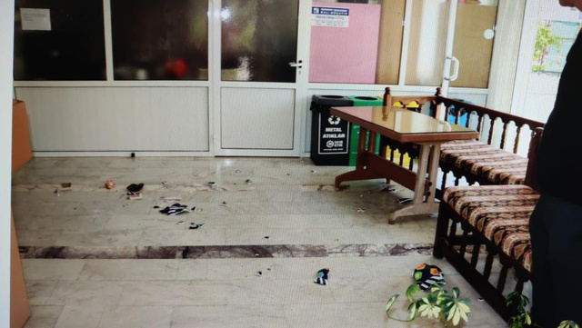 Ev sahibi kiracısına dehşeti yaşattı! Kapısına kimyasal sıvı döktü, 5 kişi hastanelik oldu - Resim: 2