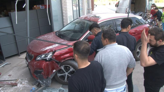 İstanbul'da faciaya ramak kaldı: Freni boşalan otomobil markete daldı! - Resim: 0