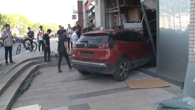 İstanbul'da faciaya ramak kaldı: Freni boşalan otomobil markete daldı! - Resim: 1