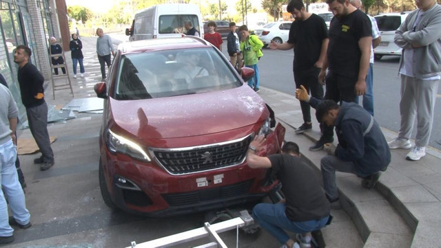 İstanbul'da faciaya ramak kaldı: Freni boşalan otomobil markete daldı! - Resim: 2