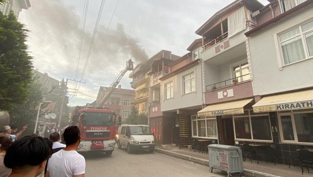 Kocaeli'de korkutan yangın! Çatıda çıktı, daireye sıçradı: Mahalleli sokağa döküldü! - Resim: 1