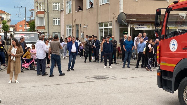 Kocaeli'de korkutan yangın! Çatıda çıktı, daireye sıçradı: Mahalleli sokağa döküldü! - Resim: 3