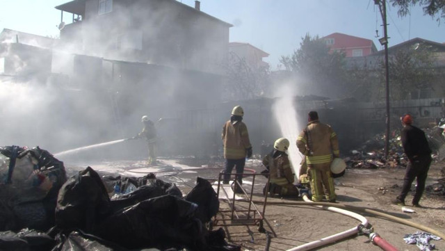 Pendik’te hurda deposunda yangın: Malzemeler alev alev yandı, patlama sesleri duyuldu! - Resim: 0