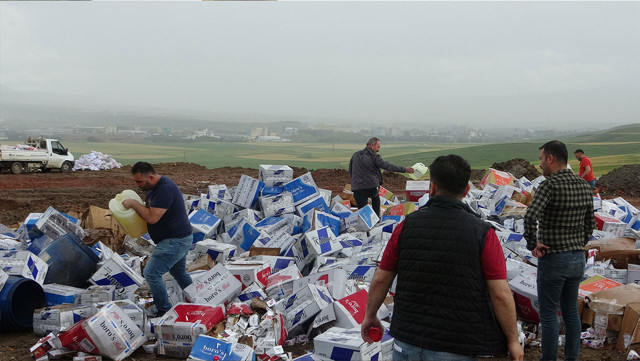 Çorum'da tonlarca içki ve tütün yakılarak imha edildi - Resim: 0
