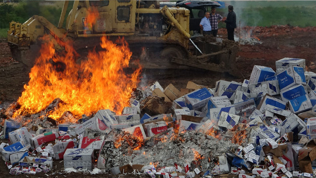 Çorum'da tonlarca içki ve tütün yakılarak imha edildi - Resim: 1