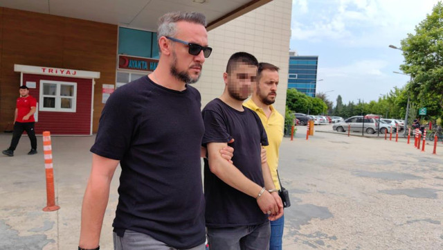 Eşini bıçakladı, kızının karne töreninde yakalandı! Sosyal medyada olay paylaşım: "Asın lan beni o zaman" - Resim: 0