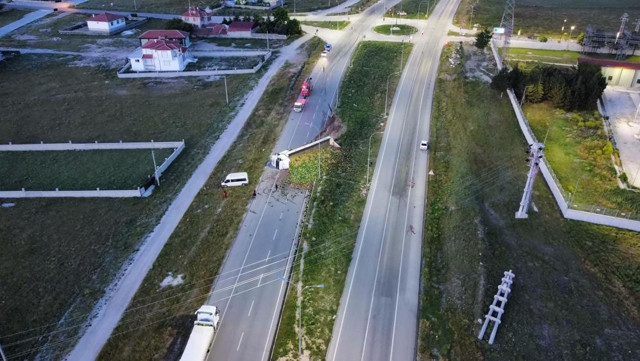 Afyonkarahisar’da tır devrildi, 24 ton karpuz ziyan oldu! Karayolu tek yönlü ulaşıma kapandı... - Resim: 2