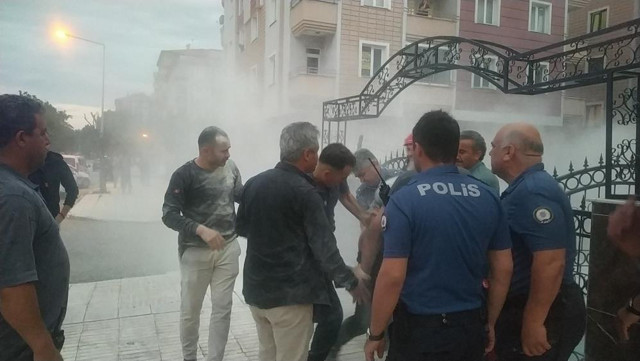 Çorum'da hareketli dakikalar! Benzin dökerek kendini yakmaya çalıştı, polis şahsın üzerine atladı - Resim: 0