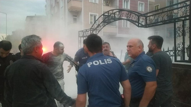 Çorum'da hareketli dakikalar! Benzin dökerek kendini yakmaya çalıştı, polis şahsın üzerine atladı - Resim: 1