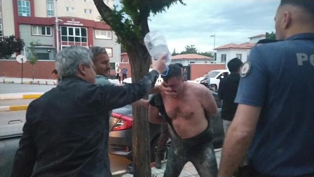 Çorum'da hareketli dakikalar! Benzin dökerek kendini yakmaya çalıştı, polis şahsın üzerine atladı - Resim: 3