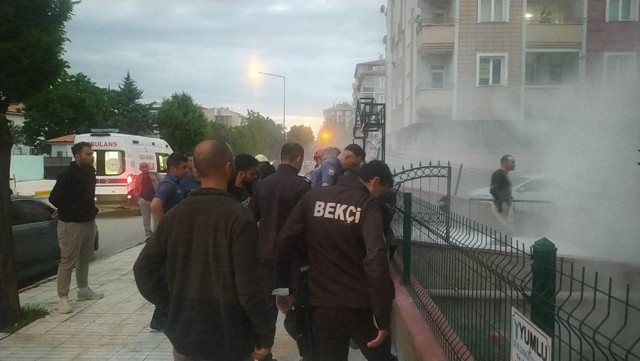 Çorum'da hareketli dakikalar! Benzin dökerek kendini yakmaya çalıştı, polis şahsın üzerine atladı - Resim: 2