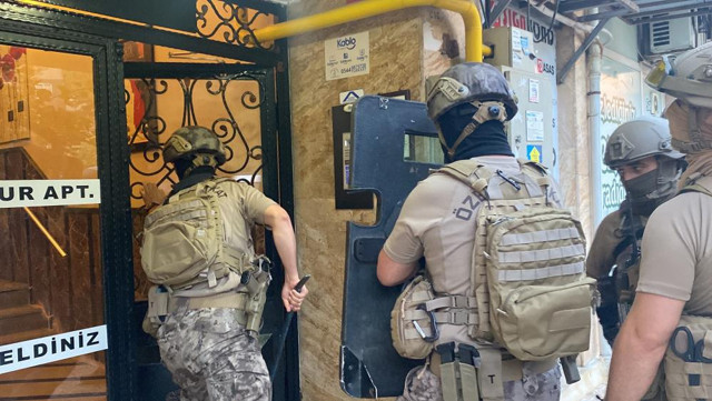 Mersin merkezli 5 ilde organize suç örgütüne şafak baskını: Çok sayıda gözaltı var! - Resim: 1