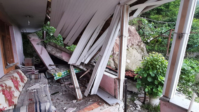 Ordu'da yamaçtan kopan kaya kütlesi eve çarptı! - Resim: 0