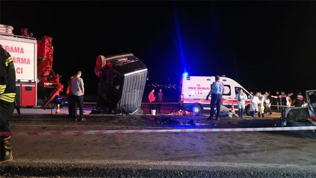 Gaziantep'te hafif ticari araç ile otomobil kafa kafaya çarpıştı, 6 kişi öldü - Resim: 1