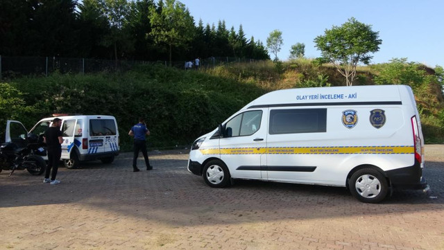 Kocaeli'de korkunç olay! Kokuyu duyanlar polisi aradı: Cürümüş ceset yol kenarında bulundu! - Resim: 0