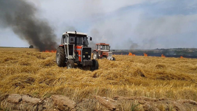 Anız yangını buğday tarlasına sıçradı: İstanbul-Edirne yolu trafiğe kapandı - Resim: 0