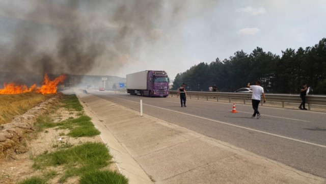 Anız yangını buğday tarlasına sıçradı: İstanbul-Edirne yolu trafiğe kapandı - Resim: 1