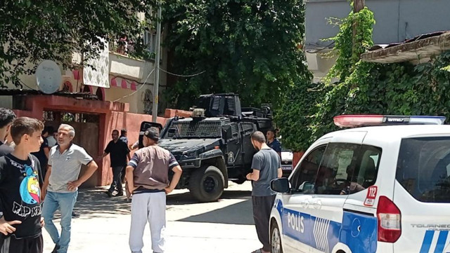 Batman’da koca dehşeti! Eşini 6 yerinden bıçakladı, cani adamı linçten polis kurtardı - Resim: 1