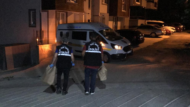 Sokakta terör estirdiler: Otomobilin camlarını kırdılar, 2 kişiyi bıçakla yaraladılar - Resim: 0