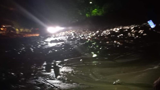 Artvin Şavşat kara yolunda heyelan: Yol ulaşıma kapandı - Resim: 1