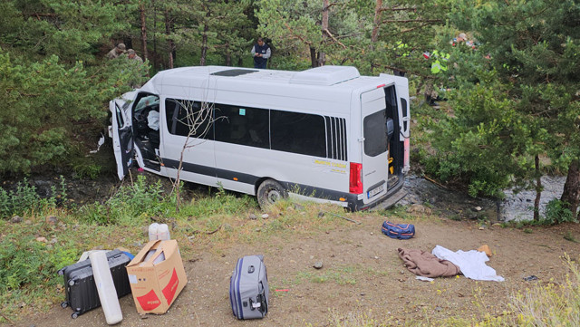 Erzincan'da minibüs şarampole devrildi! 4 kişi öldü, çok sayıda yaralı var - Resim: 0