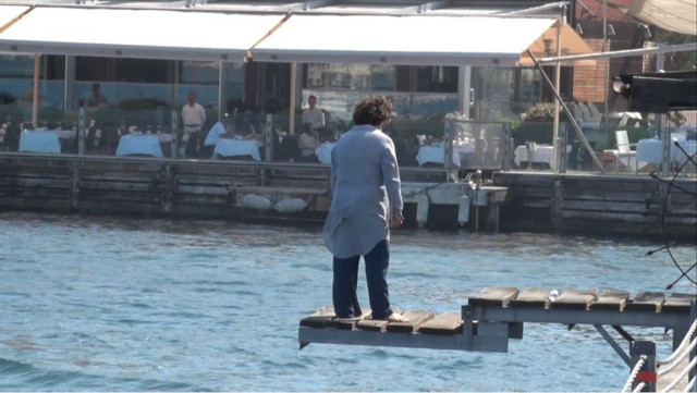 İstanbul Boğazı’nda bir garip intihar girişimi: Saatlerce güneşin altında bekledi, iskeleden denize atlamak istedi! - Resim: 1