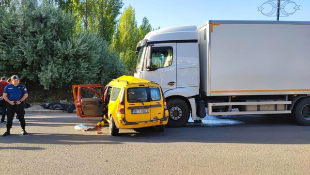Sivas'ta feci kaza! Kamyon çarptığı ticari taksiyi metrelerce sürükledi 4 ölü 1 ağır yaralı - Resim: 1