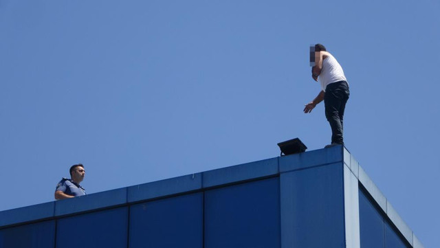 Kaymakamlıkta intihar girişimi: Polis, ölümün kıyısından böyle çekip aldı! Meraklı gözlerle izlediler... - Resim: 1