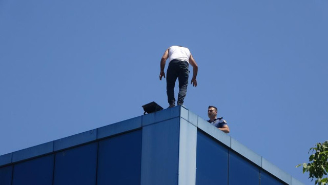 Kaymakamlıkta intihar girişimi: Polis, ölümün kıyısından böyle çekip aldı! Meraklı gözlerle izlediler... - Resim: 3