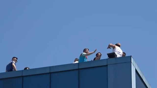 Kaymakamlıkta intihar girişimi: Polis, ölümün kıyısından böyle çekip aldı! Meraklı gözlerle izlediler... - Resim: 0