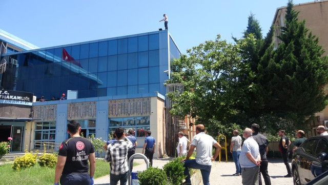 Kaymakamlıkta intihar girişimi: Polis, ölümün kıyısından böyle çekip aldı! Meraklı gözlerle izlediler... - Resim: 2