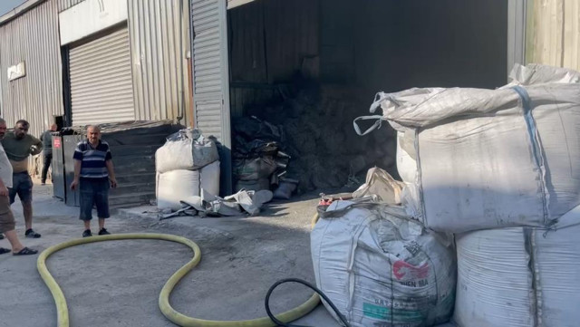 Geri dönüşüm tesisinde korkutan yangın! Siyah duman şehri kapladı... - Resim: 2