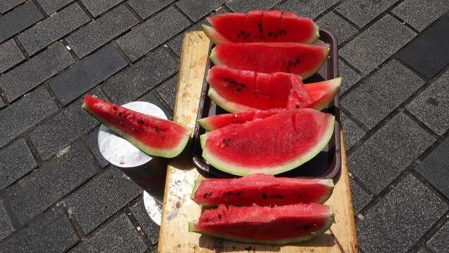 İstanbul'un göbeğinde kavurucu sıcağa ilginç çözüm: Güneşte karpuz soğuttular! - Resim: 1