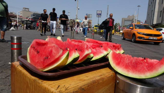 İstanbul'un göbeğinde kavurucu sıcağa ilginç çözüm: Güneşte karpuz soğuttular! - Resim: 2
