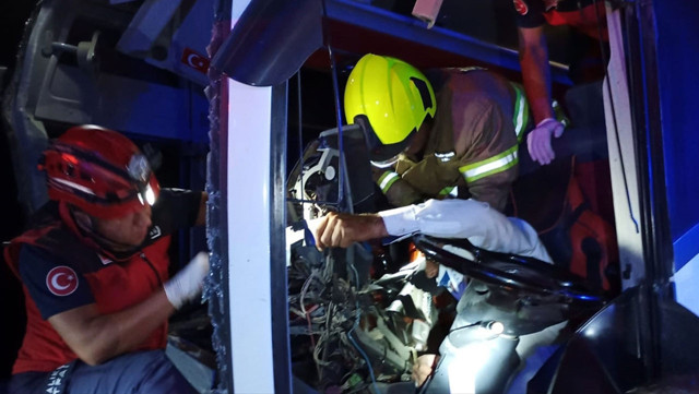 Balıkesir'de yolcu otobüsü beton mikserine çarptı, 44 kişi yaralandı! - Resim: 0