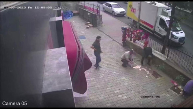 Esnafın elindeki 10 bin euro rüzgarda etrafa saçıldı yoldan geçen vatandaşlar... - Resim: 0