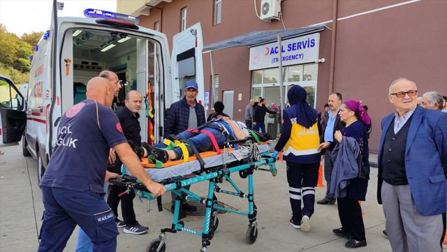 Samsun'da kamyonetle çarpışan minibüs uçuruma yuvarlandı - Resim: 1