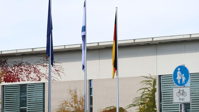 Almanya'da bazı binaların önüne İsrail bayrağı çekildi - Resim: 0