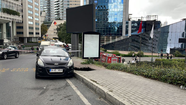 Şişli'de inanılmaz olay! Kaldırım çöktü kadın içine düştü - Resim: 1