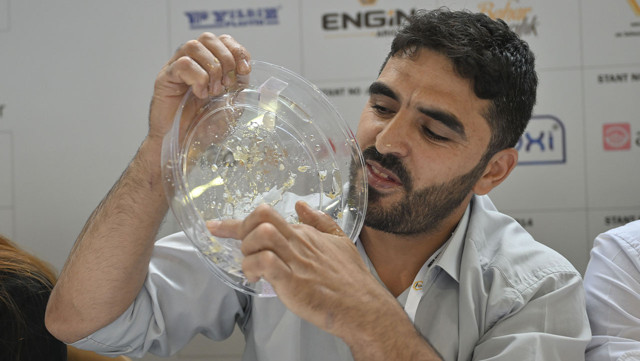 2 dakikada 1 kilogram balı silip süpürdüler! - Resim: 1